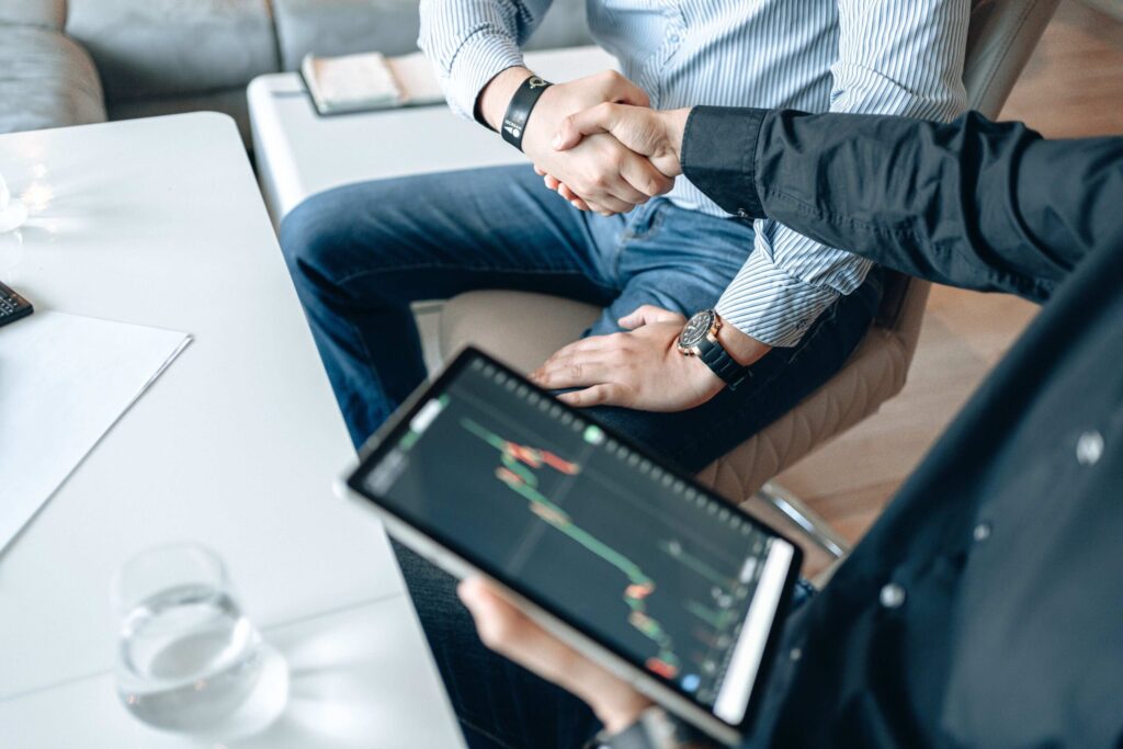 two men shaking hands, showing that they agree on an investment